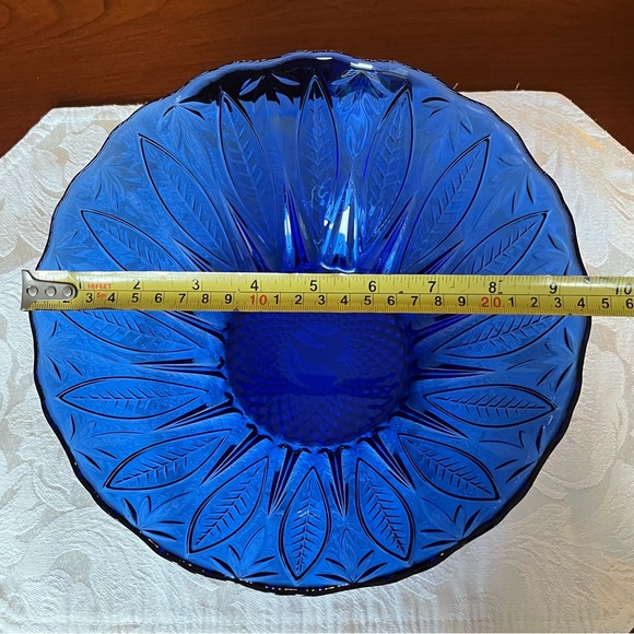 Royal blue cobalt blue glass deep serving bowl 24cm top diameter leaves pattern - Picture 5 of 15